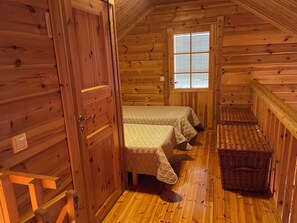 Cabana, 2 quartos, ao lado da pista de esqui | Ferros/tábuas de passar roupa, Wi-Fi de cortesia, roupa de cama