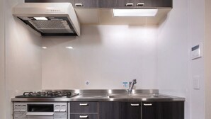 冷蔵庫、電子レンジ、コンロ、電気ポット