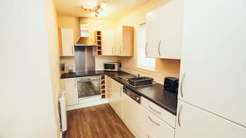 Oven, stovetop, toaster, cookware/dishes/utensils