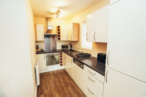 Oven, stovetop, toaster, cookware/dishes/utensils