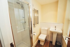 Deluxe Apartment, 2 Bedrooms | Bathroom | Toilet paper - Dalby House Apartments (Derby)