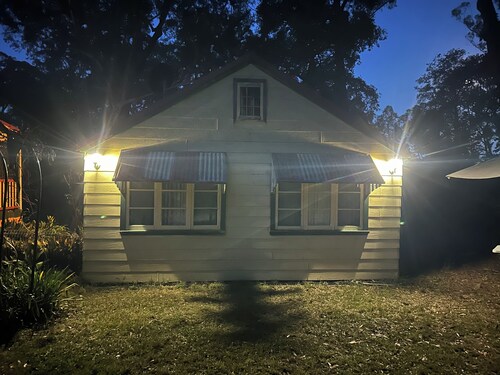Old style cabin in Sussex Inlet NSW - available for holiday rent.