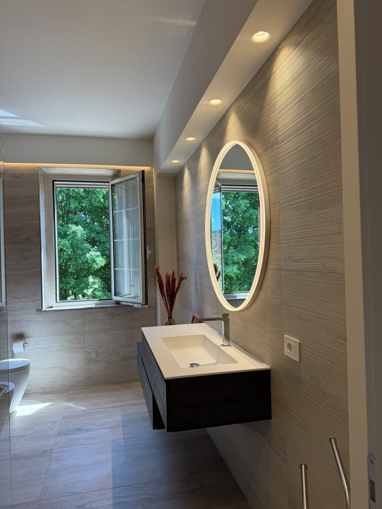 Douche, sèche-cheveux, bidet, serviettes fournies