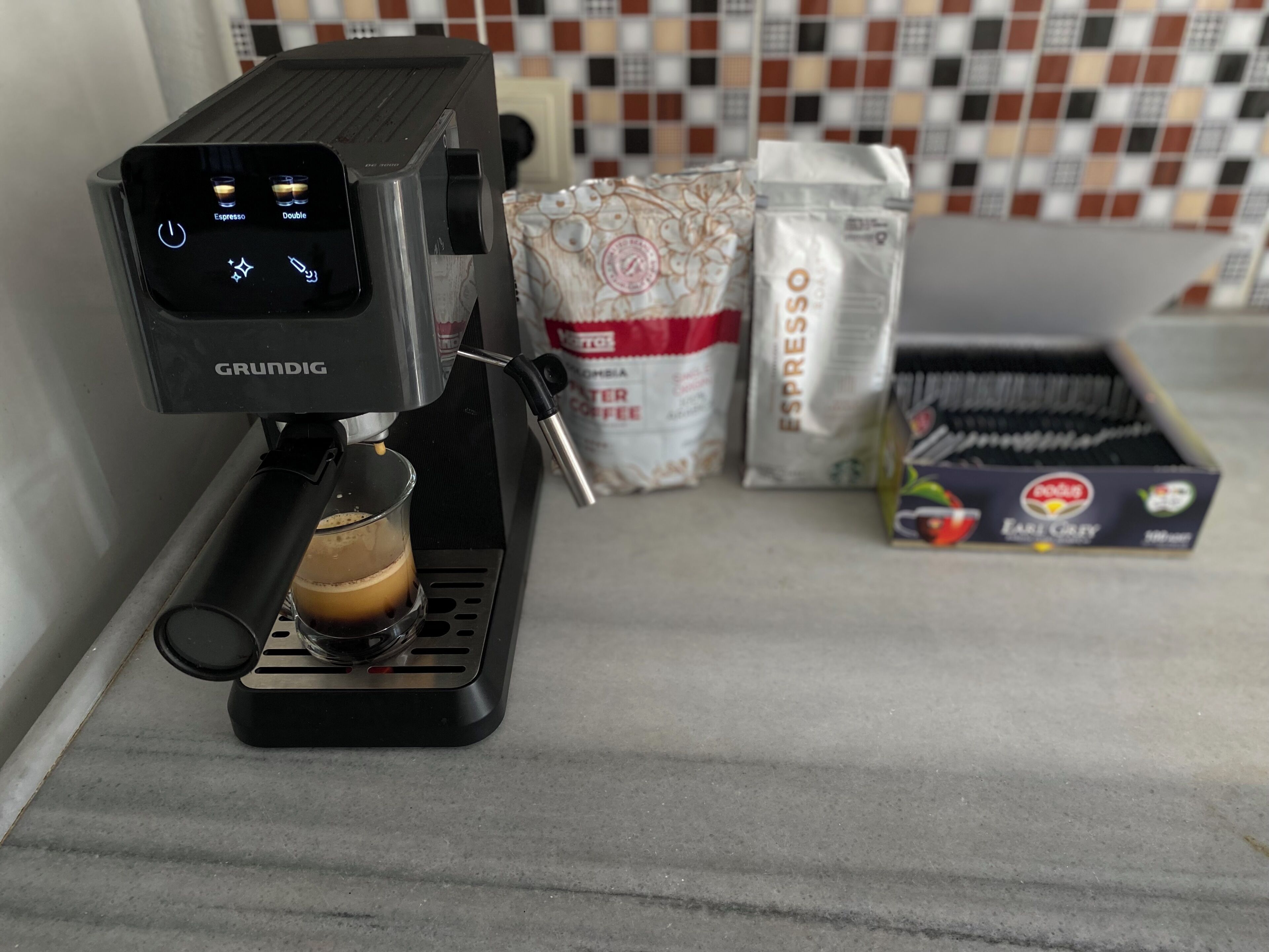 Kopi dan/atau pembancuh kopi