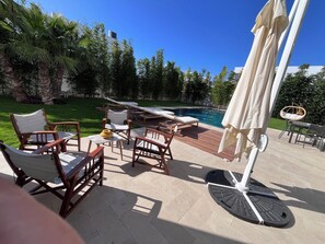 Outdoor dining - Luxurious, spacious villa in a secure residence, 5 minutes from the beach (Taghazout)