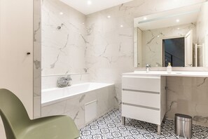 Bathroom - Vrbo Property (Houdan)