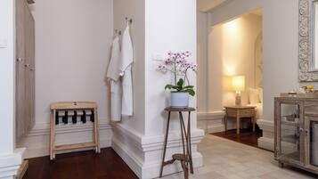 Deluxe Villa, Garden View | Bathroom | Shower, free toiletries, hair dryer, bidet