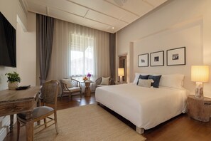 Artículos del minibar gratis y escritorio 