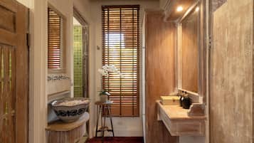 Superior Villa, Pool View | Bathroom | Shower, free toiletries, hair dryer, towels
