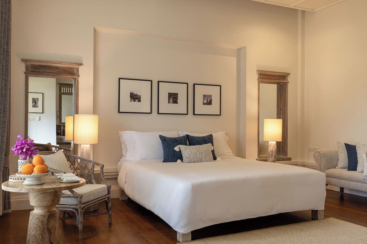Cubrecamas, artículos del minibar gratis y escritorio 