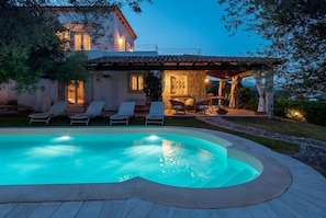 A house with a swimming pool, lounge chairs, and a patio area. - Villa Luciva by Klodge - Pool escape in San Teodoro (San Teodoro)