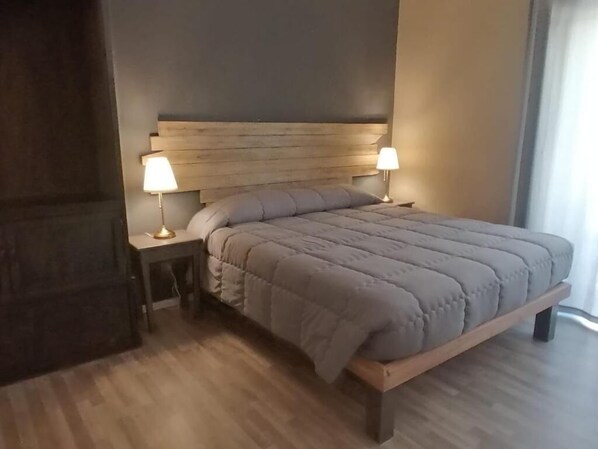 Habitación cuádruple Deluxe, balcón, vista a la ciudad | Insonorización y wifi gratis