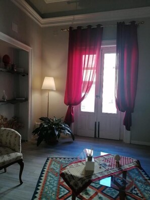 Habitación doble superior, balcón, vista a la ciudad | Interior