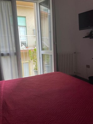 Habitación doble superior, balcón, vistas a la ciudad | Sistema de insonorización y wifi gratis