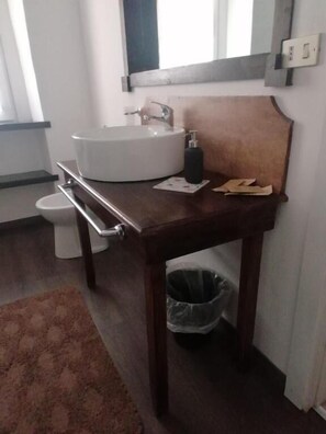 Habitación cuádruple Deluxe, balcón, vista a la ciudad | Baño | Amenidades de baño gratuitas, secadora de cabello, toallas, jabón