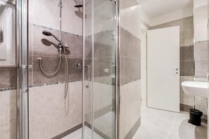 Shower, hair dryer, bidet, towels