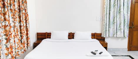 Hypo-allergenic bedding, desk, soundproofing, free WiFi