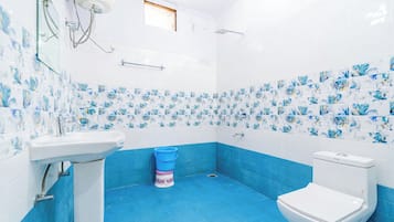 Ducha, cabezal de ducha tipo lluvia, pantuflas, toallas
