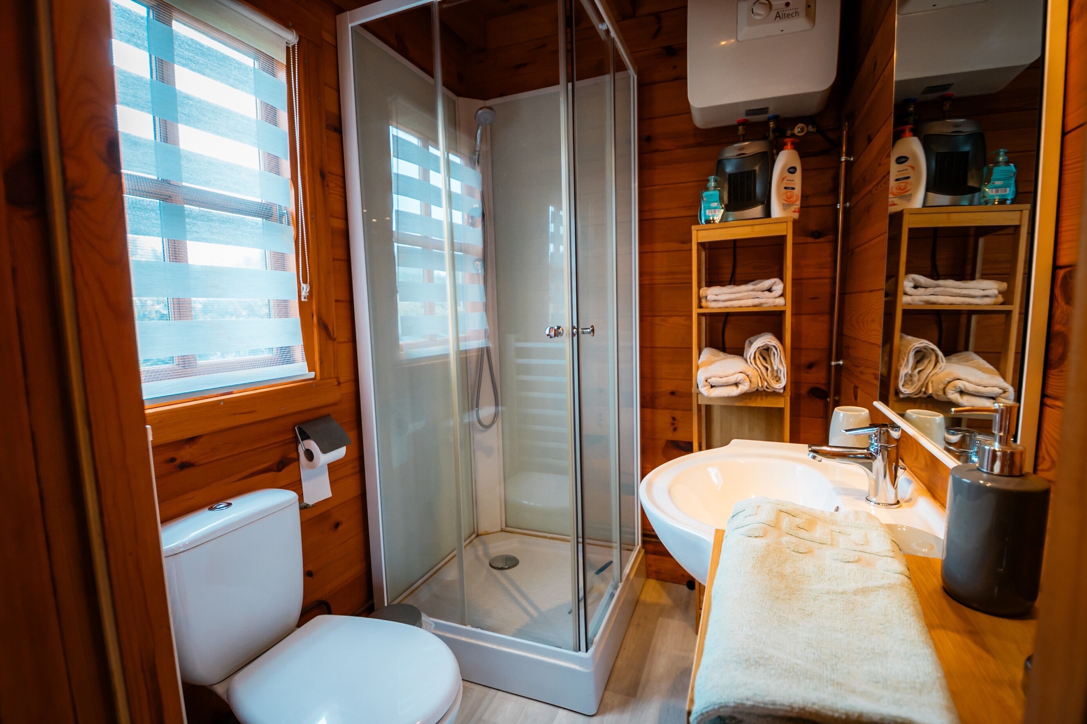 Een douche, een haardroger, handdoeken
