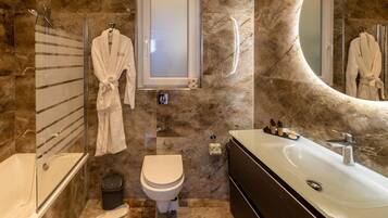 Residenza familiare, camere multiple (Dar Sara Holiday Gozitan Home) | Bagno | Combinazione doccia/vasca, asciugacapelli, asciugamani, sapone