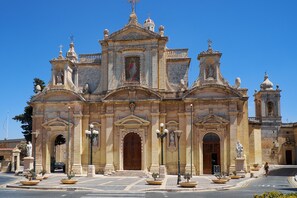 A historic church with a prominent facade, large wooden doors, and a bell tower. - Dar Sara Holiday Gozitan Home (Victoria)