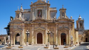 A historic church with a prominent facade, large wooden doors, and a bell tower. - Dar Sara Holiday Gozitan Home (Victoria)
