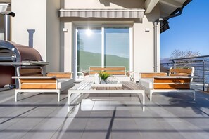 ファミリー ヴィラ ベッドルーム (複数) 冷蔵庫 & 電子レンジ マウンテンサイド (Villa Alessia,Lake Maggiore View) | 屋外ダイニングエリア