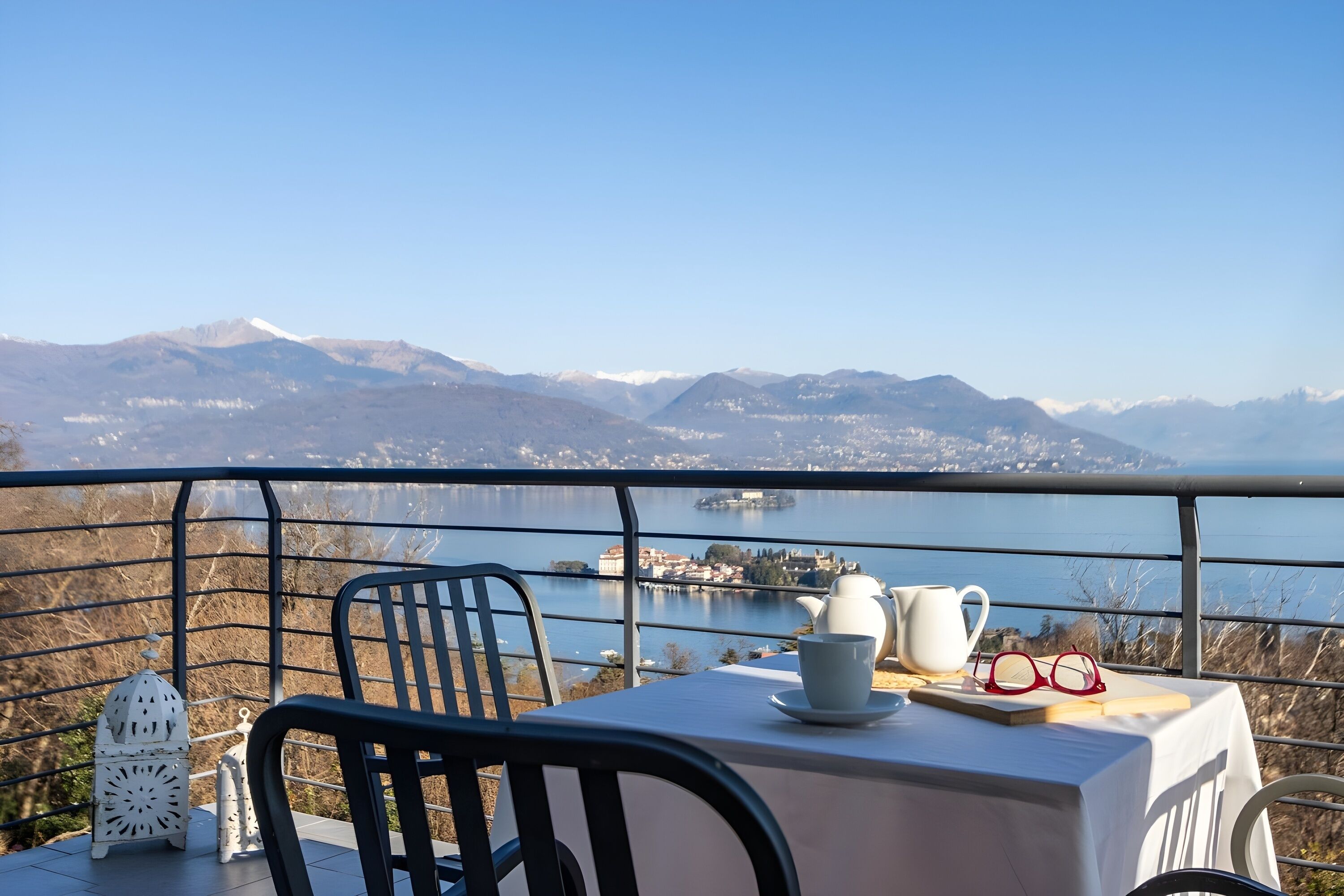 Villa familiare, camere multiple, frigorifero e microonde, lato montagna (Villa Alessia Stresa) | Ristorazione all'aperto