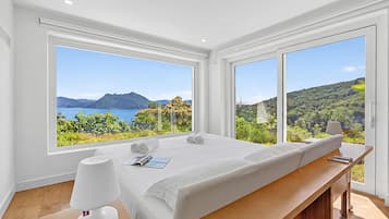 Vila família, vários quartos, geladeira e micro-ondas (Villa Alessia,Lake Maggiore View) | 4 quartos, espaço de trabalho para notebook, Wi-Fi de cortesia