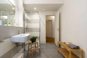 ファミリー ヴィラ ベッドルーム (複数) 冷蔵庫 & 電子レンジ マウンテンサイド (Villa Alessia,Lake Maggiore View) | バスルーム | シャワー、ヘアドライヤー、ビデ、タオル