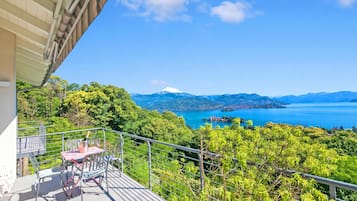 Vila família, vários quartos, geladeira e micro-ondas (Villa Alessia,Lake Maggiore View) | Opções para refeição ao ar livre