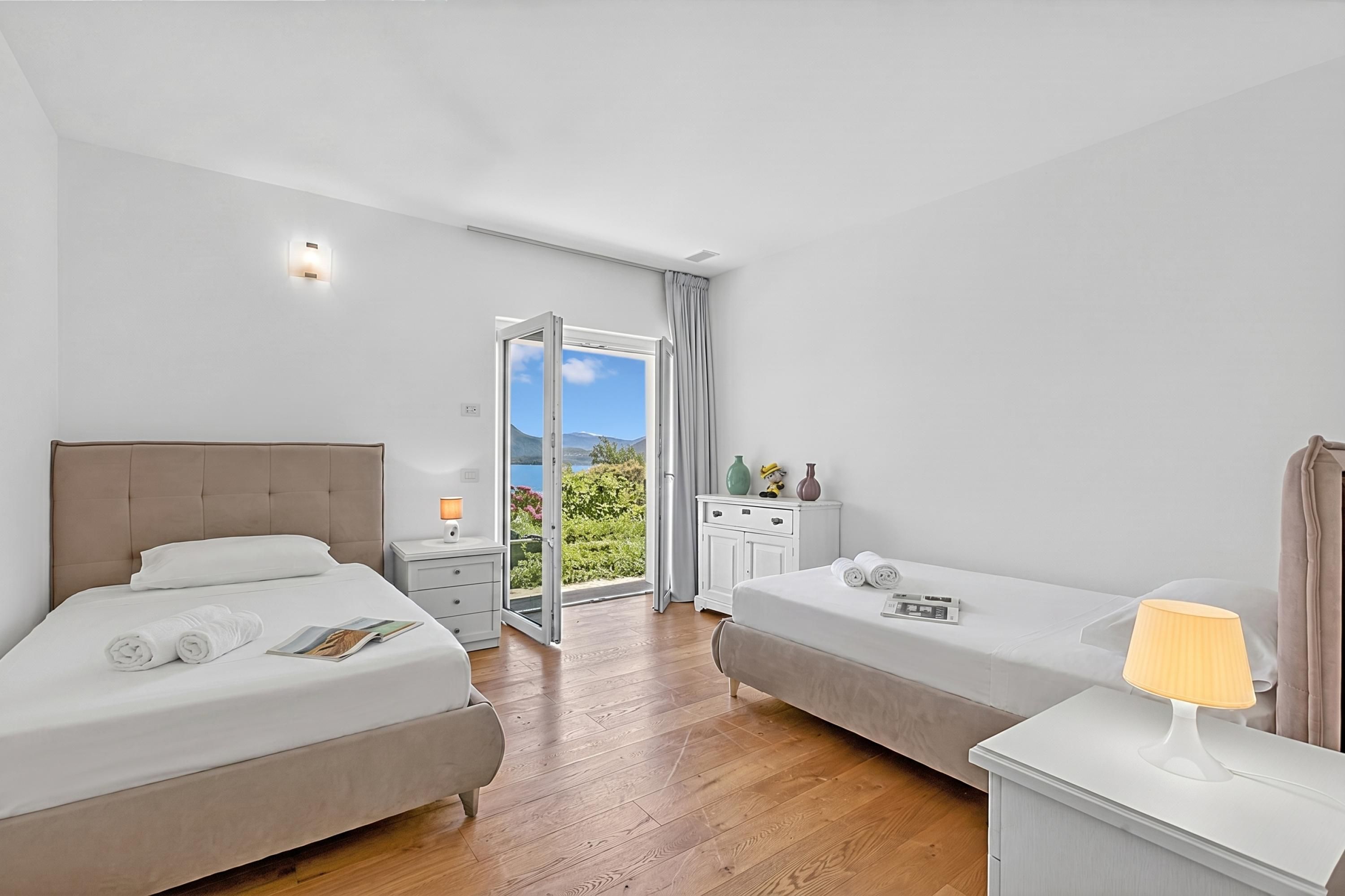 Villa familiare, 4 camere da letto, frigorifero e microonde (Villa Alessia - 4 bed Villa with Lake) | 4 camere