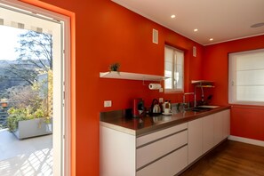 Villa familiare, camere multiple, frigorifero e microonde, lato montagna (Villa Alessia Stresa) | Cucina privata | Frigorifero, microonde, forno, piano cottura