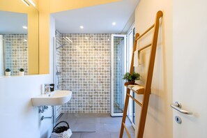 Villa Familiale, plusieurs chambres, réfrigérateur et four à micro-ondes (Villa Alessia Stresa) | Salle de bain | Douche, sèche-cheveux, bidet, serviettes fournies