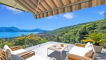 Villa familiare, 4 camere da letto, frigorifero e microonde (Villa Alessia,Lake Maggiore View) | Terrazza/patio
