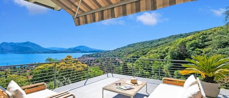 Familie villa, meerdere slaapkamers, koelkast & magnetron (Villa Alessia,Lake Maggiore View) | Terras