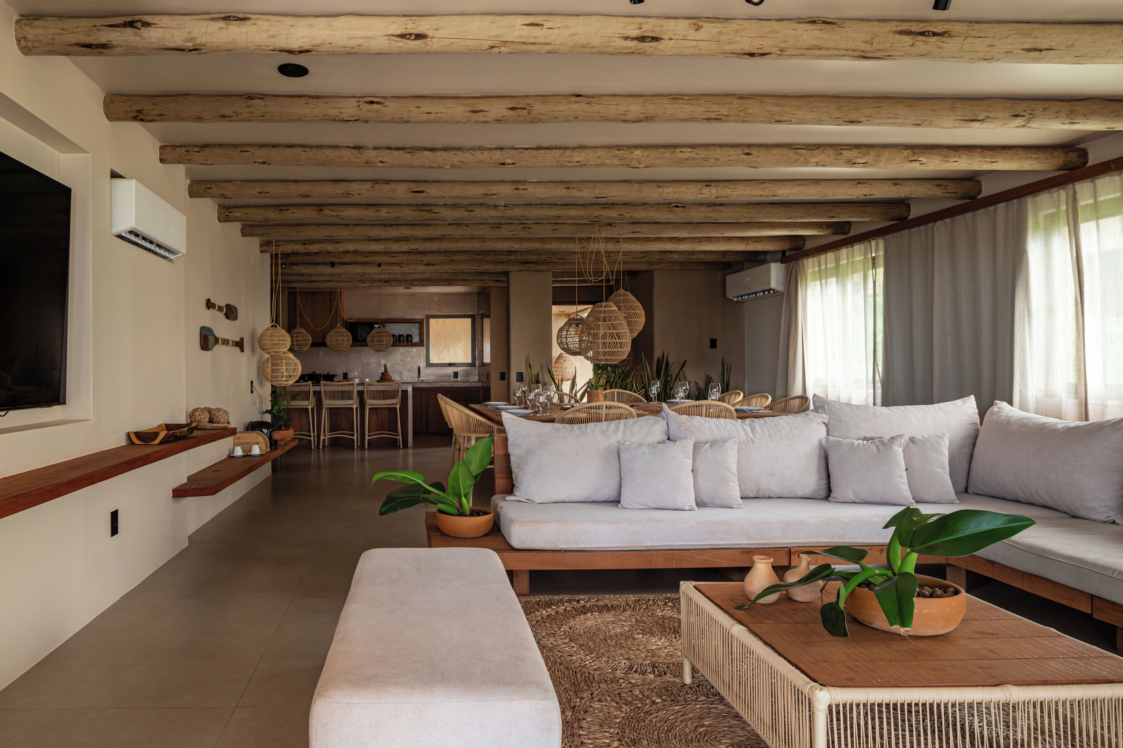Villa, veranda, uitzicht op zee | Woonruimte | Een 43-inch smart-tv met digitale zenders