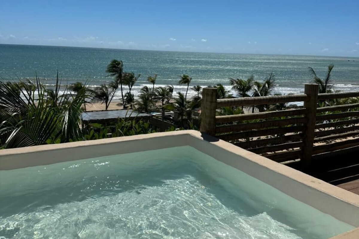 Un jacuzzi con vista al océano y palmeras.