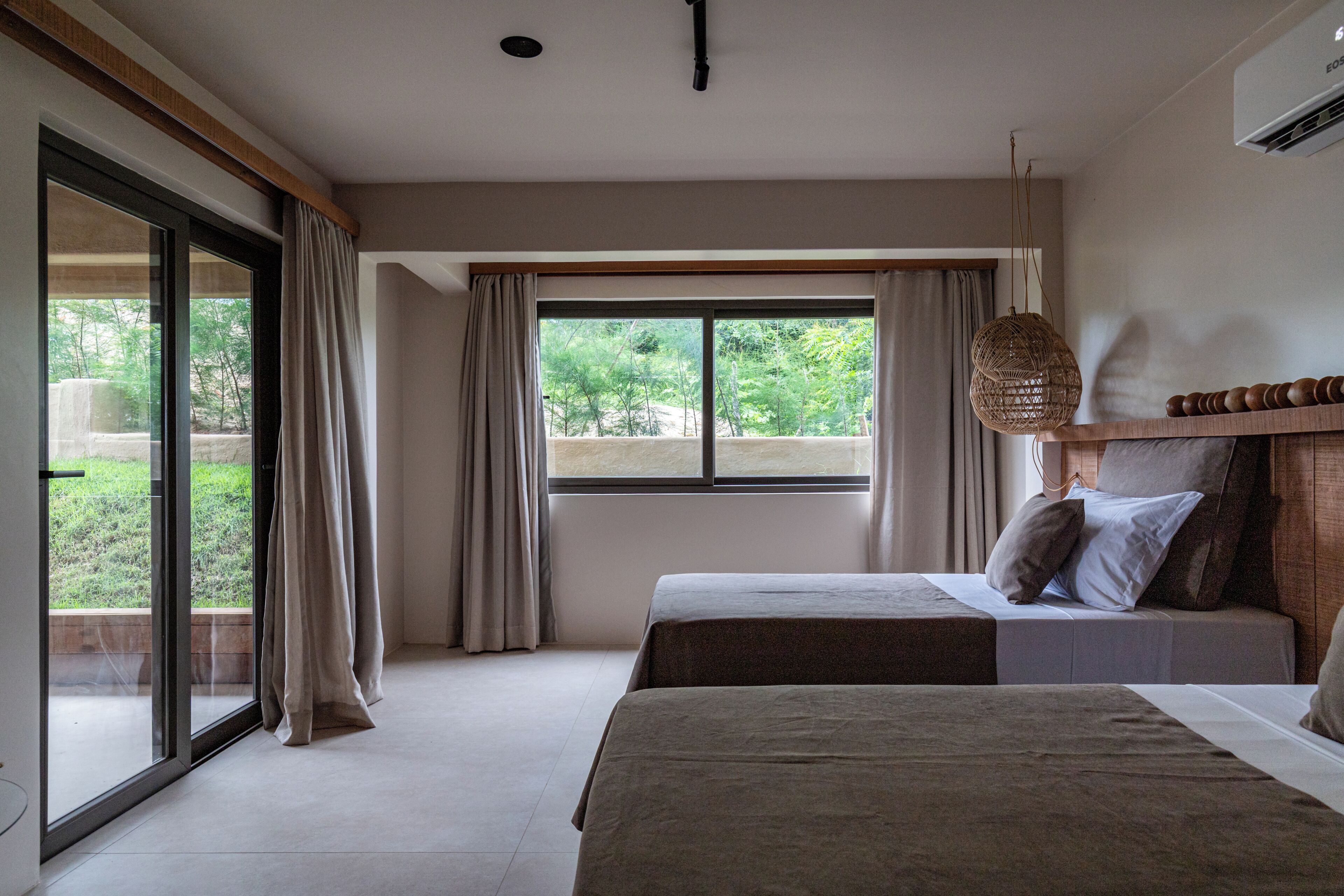 Ropa de cama de alta calidad, cortinas blackout y wifi gratis 