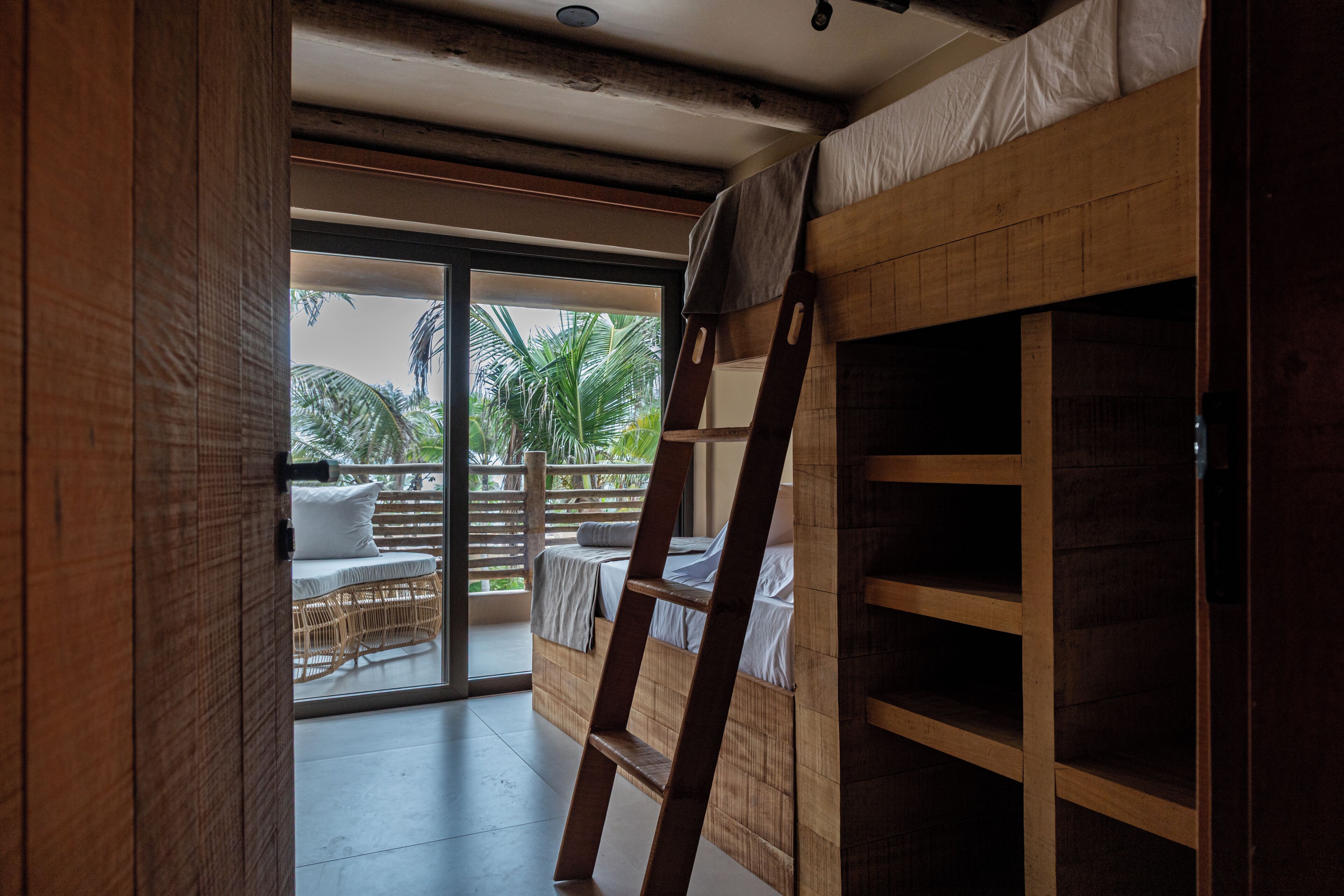 Ropa de cama de alta calidad, cortinas blackout y wifi gratis 
