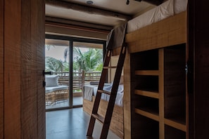 Familienapartment, Veranda, Meerblick | Hochwertige Bettwaren, individuell dekoriert, individuell eingerichtet
