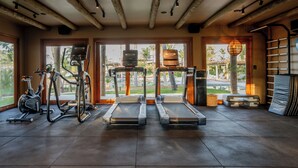 Ein Fitnessstudio mit Laufbändern, Ergometer und Trainingsgeräten.