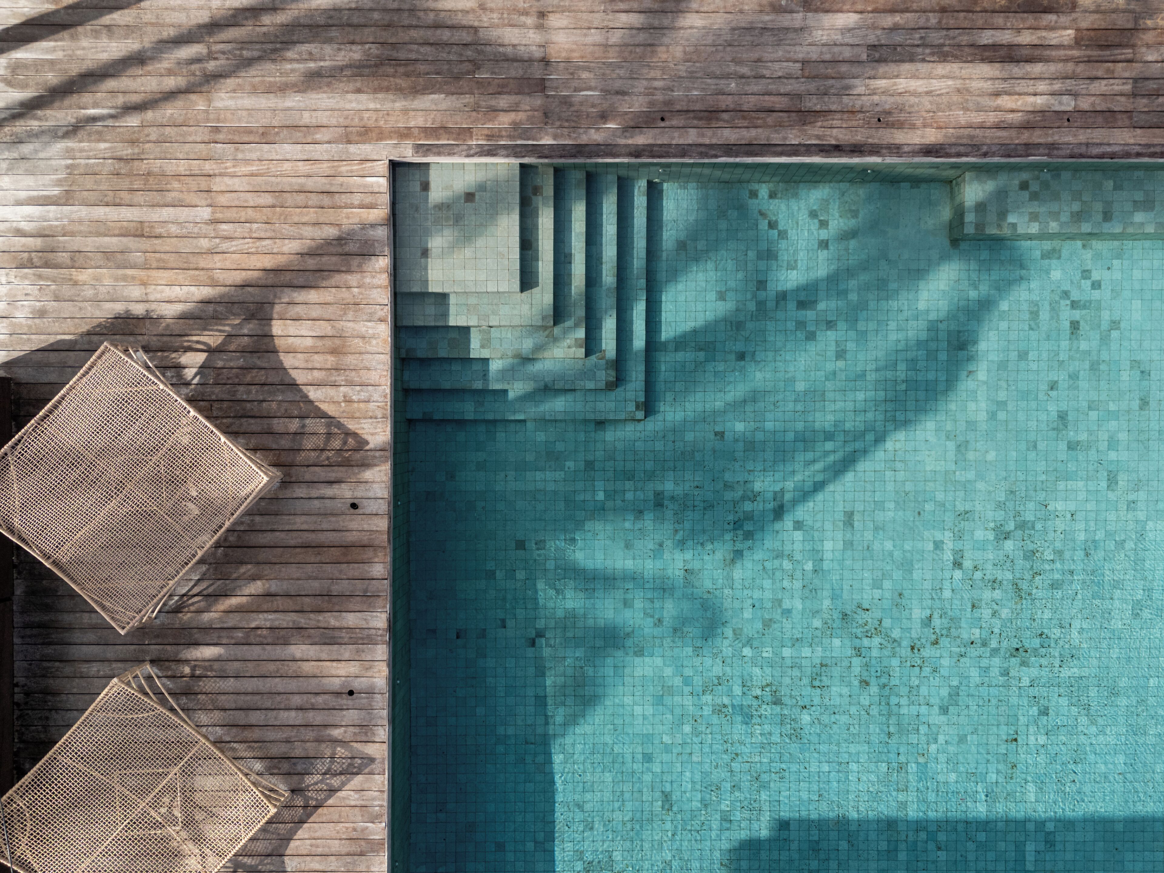 Piscina all'aperto, lettini