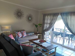 Smart TV - Charming 2-bedroom apartment in Mossel Bay near the beach (Mossel Bay)