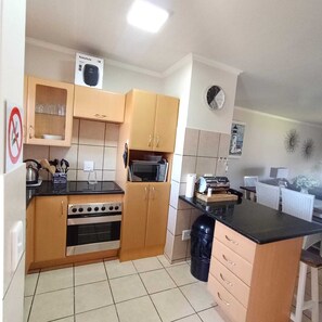 Private kitchen - Charming 2-bedroom apartment in Mossel Bay near the beach (Mossel Bay)