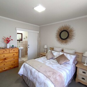 2 bedrooms, iron/ironing board, free WiFi, bed sheets - Charming 2-bedroom apartment in Mossel Bay near the beach (Mossel Bay)