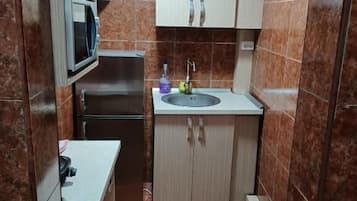 Small Triple Room Loft, non smoking | Private kitchen
