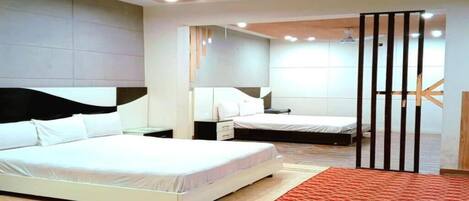 Family Room | Iron/ironing board, free WiFi