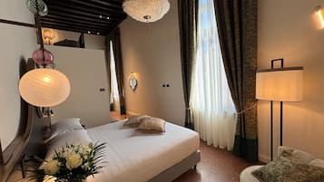 Suite familiar | Minibar, caja fuerte, escritorio y cortinas opacas