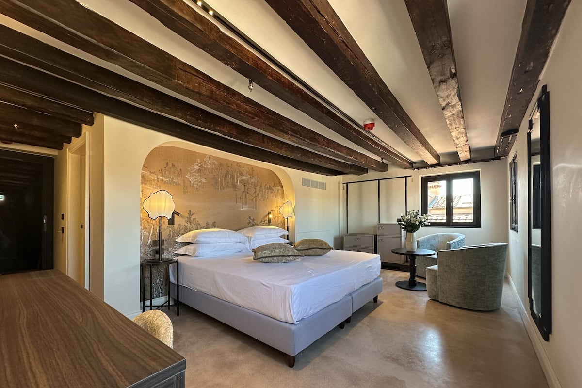 Comfort Double Room | In-room safe, desk, blackout drapes, free WiFi